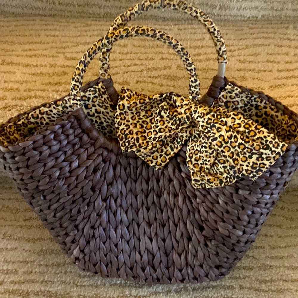 Brown straw tote with leopard bow and lining..